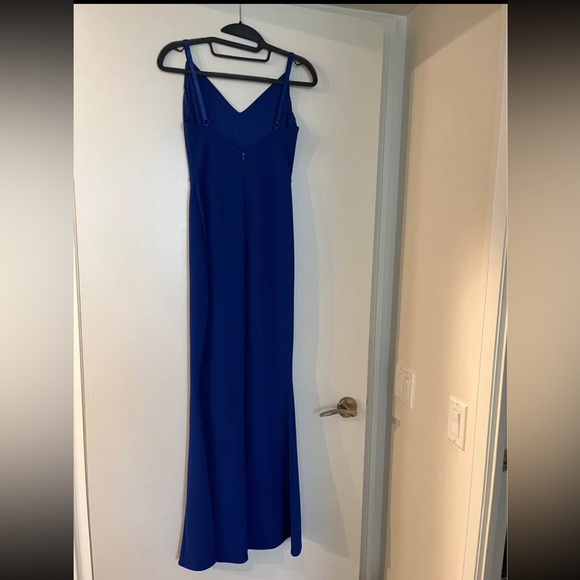 Elegant Blue Sleeveless Dress - Picture 2 of 3